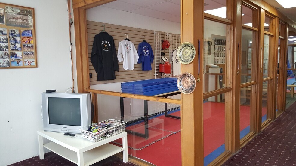 More Photos Of 6741 W Archer Ave, Chicago Sports And Entertainment For Sale