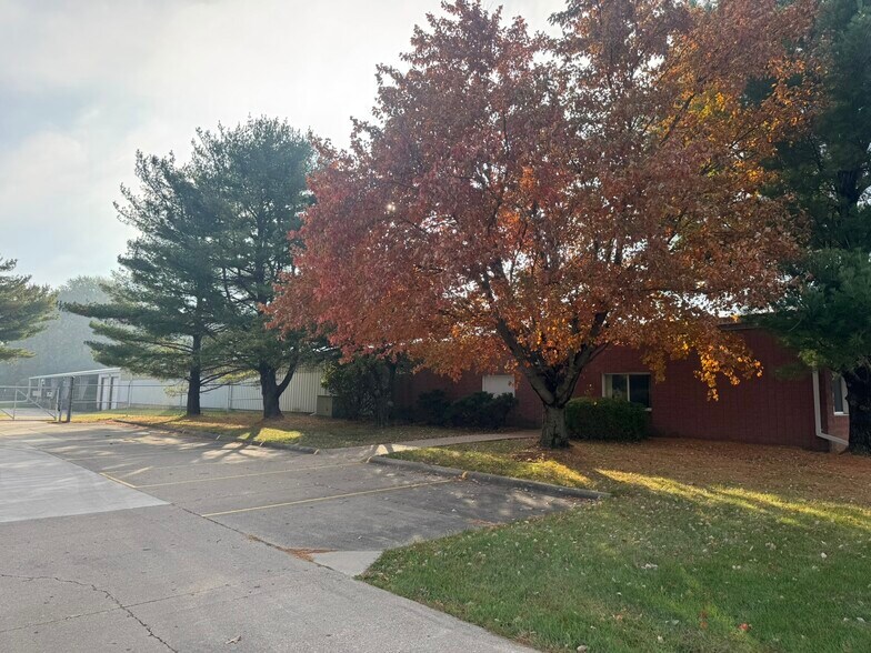 More Photos Of 4616 Enterprise Dr, Bartonville Industrial For Sale