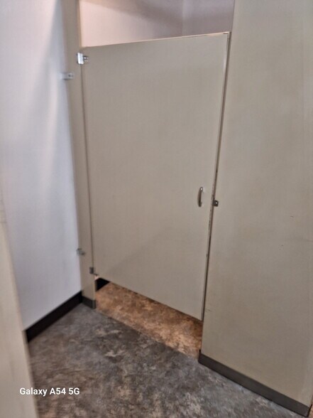 More Photos Of 5211 Oster Rd, Sheffield Village Truck Terminal For Lease