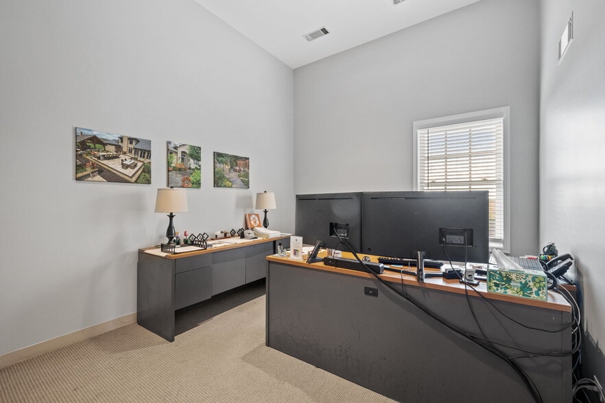 More Photos Of 611 W Jefferson St, Shorewood Medical For Lease