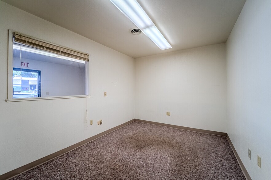 More Photos Of 1547 Starr Dr, Yuba City Office For Sale