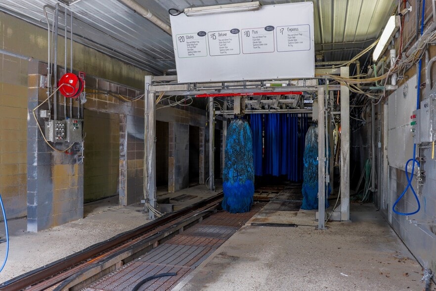 More Photos Of 1200 Janesville Ave, Fort Atkinson Carwash For Sale