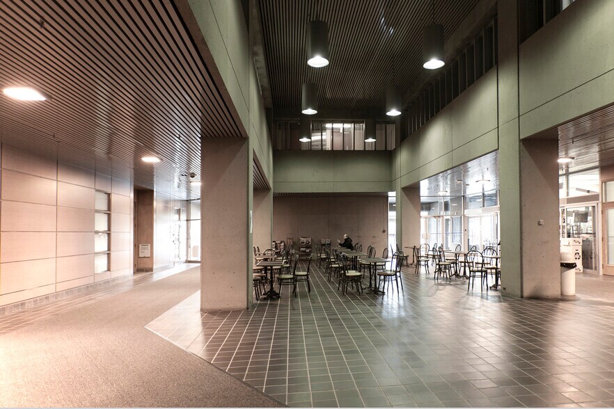 More Photos Of 425-475 Rue Jacques-Parizeau, Québec Office For Lease