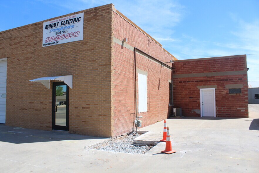 More Photos Of 806 9th St, Woodward Warehouse For Sale