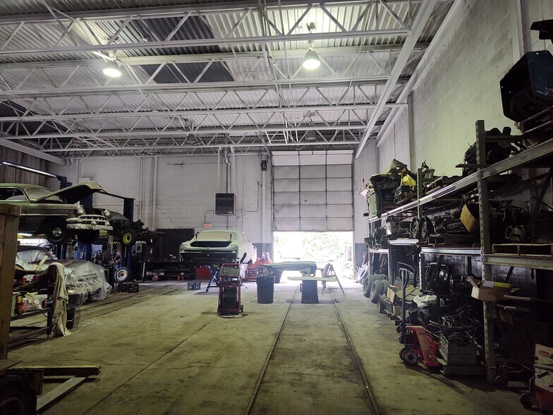 More Photos Of 71 W Walton Blvd, Pontiac Industrial For Sale