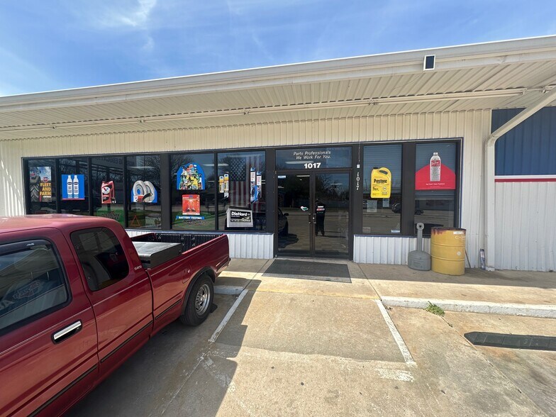 More Photos Of 1017 N Washington St, Ardmore Freestanding For Sale