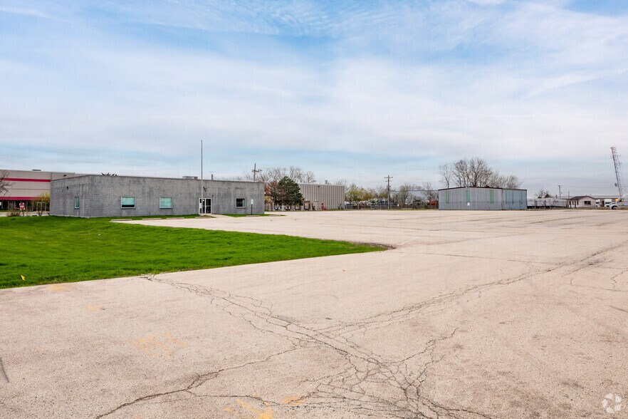 More Photos Of 1280-1330 Powis Rd, West Chicago Truck Terminal For Sale