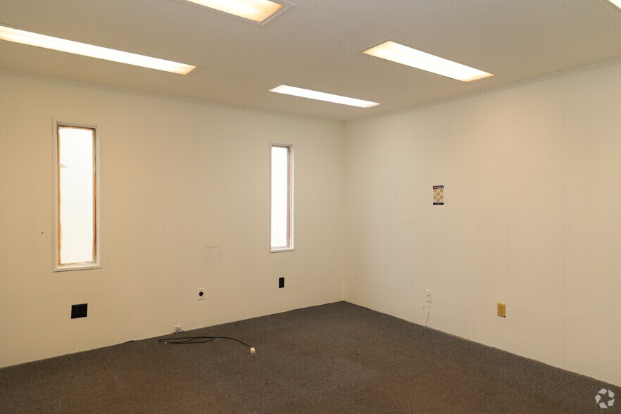 More Photos Of 6645 Denver Industrial Park Rd, Denver Warehouse For Lease