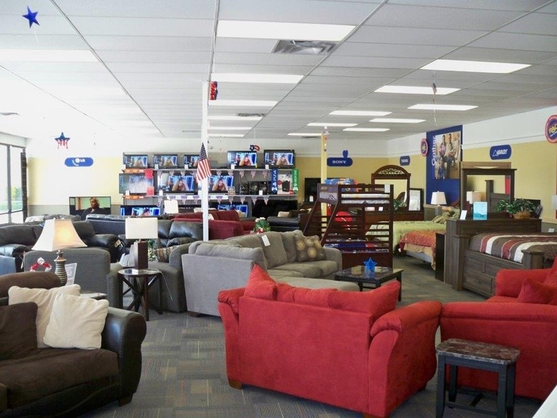 More Photos Of 1528 E 23rd St S, Independence Freestanding For Lease