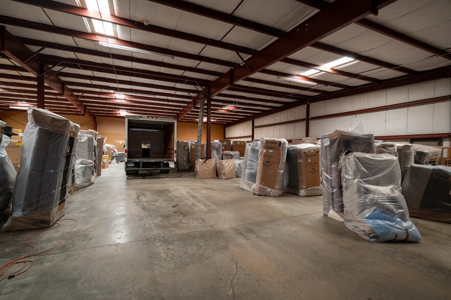 More Photos Of 2379 S Walnut St, Bloomington Warehouse For Lease