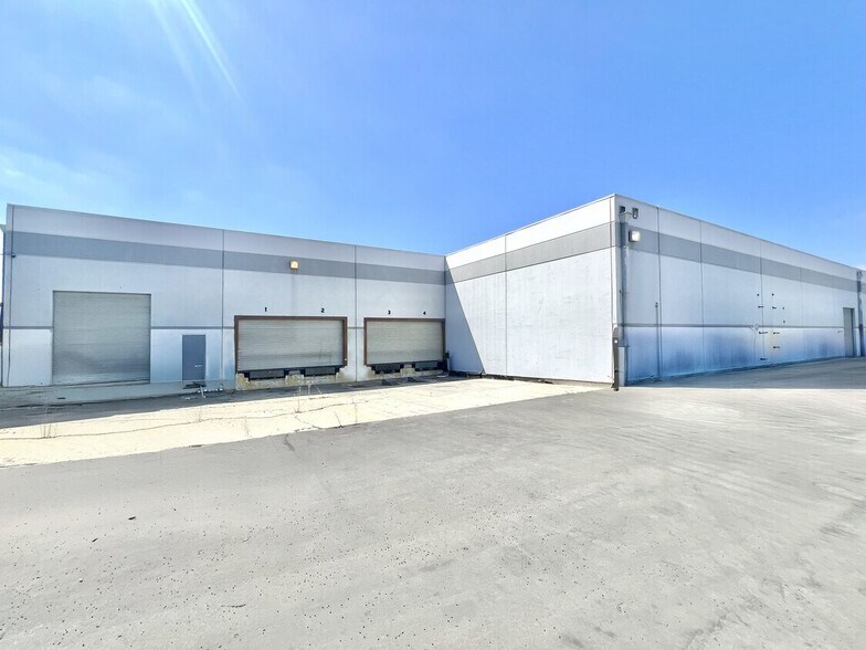 More Photos Of 17050-17100 S Margay Ave, Carson Warehouse For Lease