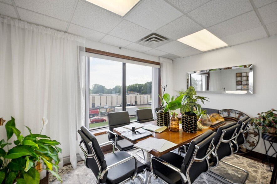 More Photos Of 2817 S Anthony Ln, Saint Anthony Office For Lease