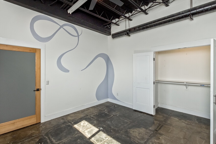 More Photos Of 46 Aston St, Asheville Light Manufacturing For Lease