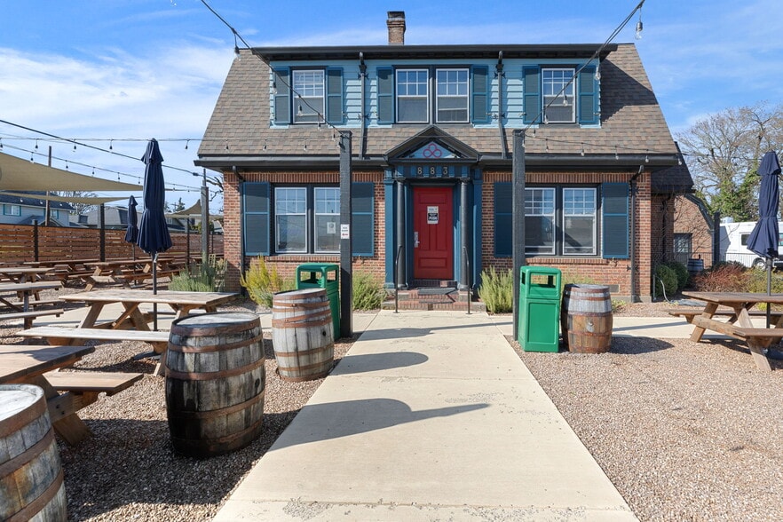 More Photos Of 883 SW Church St, Dallas Restaurant For Sale