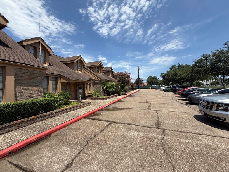 More Photos Of 6910 Bellaire Blvd, Houston Office Residential For Lease