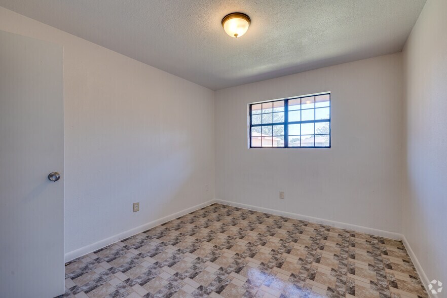 More Photos Of 1725 E 1st St, Dumas Multifamily For Sale