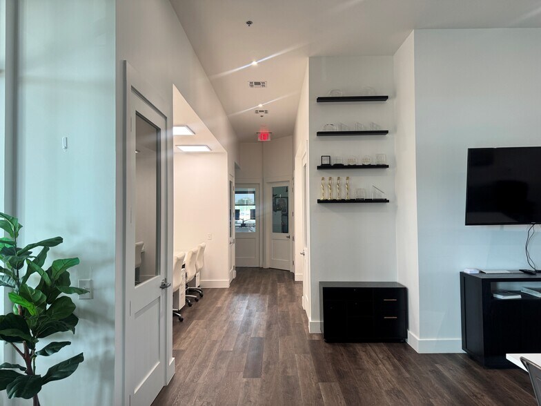 More Photos Of 330 Wonder World Dr, San Marcos Loft Creative Space For Sale