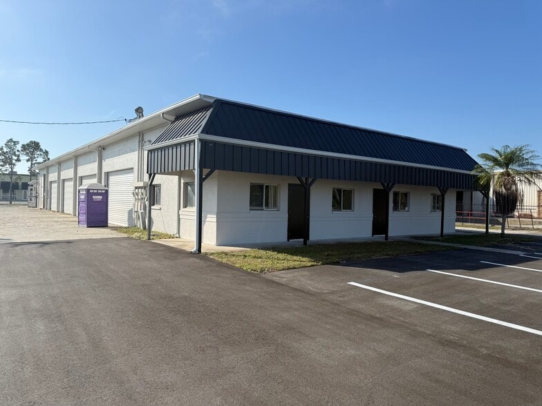 Primary Photo Of 6100 Idlewild St, Fort Myers Auto Repair For Sale