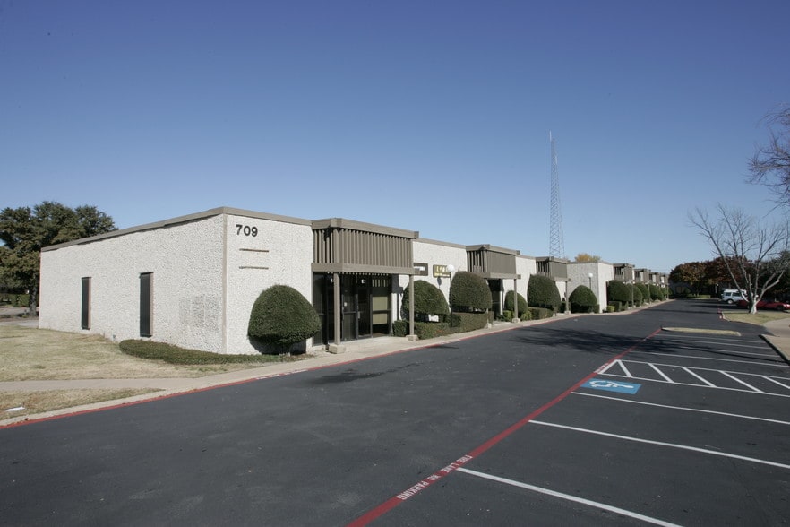 More Photos Of 709-717 Lingco Dr, Richardson Light Distribution For Lease