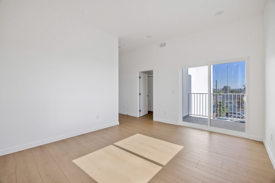 More Photos Of 10905 Dalerose Ave, Inglewood Multifamily For Sale