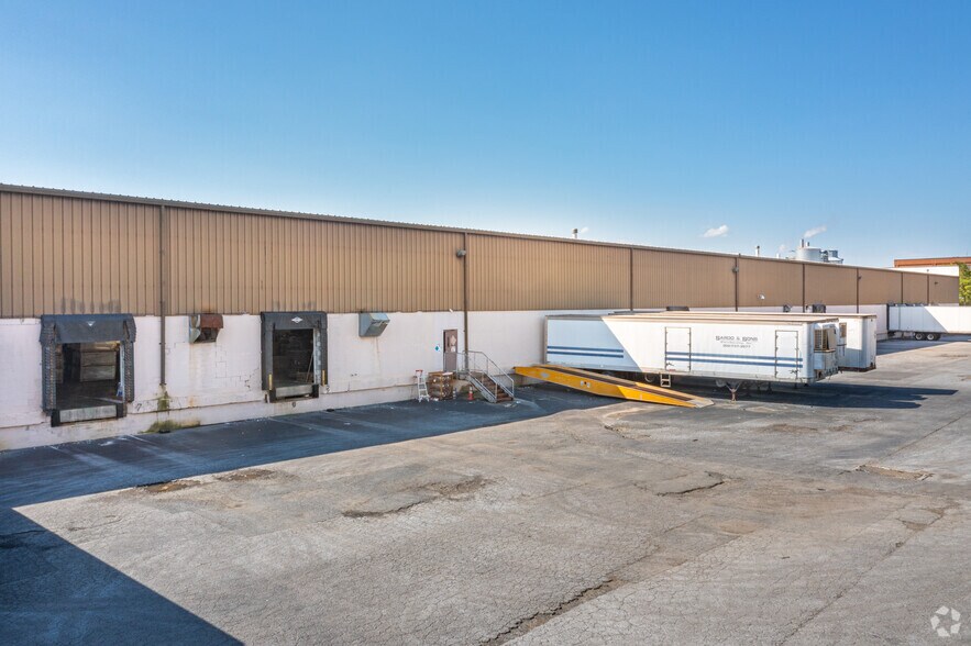 More Photos Of 300 White Clay Center Dr, Newark Warehouse For Lease