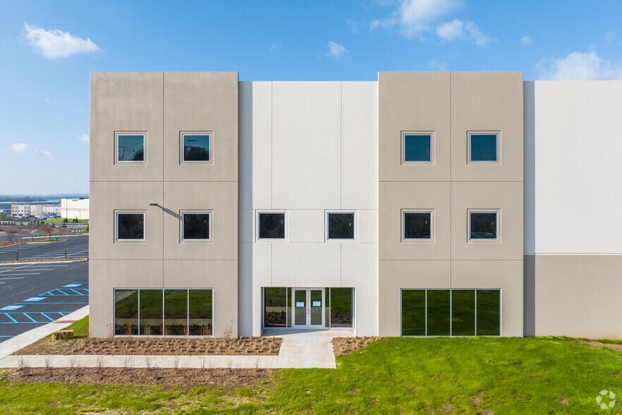 More Photos Of 3905 Commerce Center Blvd, Bethlehem Warehouse For Lease