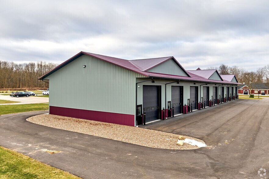 More Photos Of 10 Regency Oaks Blvd, Rochester Warehouse For Lease