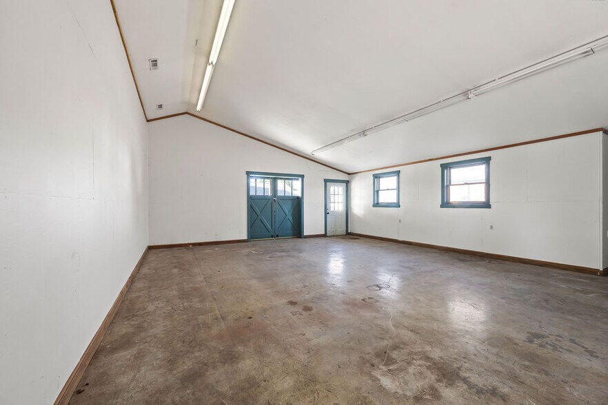 More Photos Of 121 S Nelson Ave, Gentry Light Manufacturing For Sale