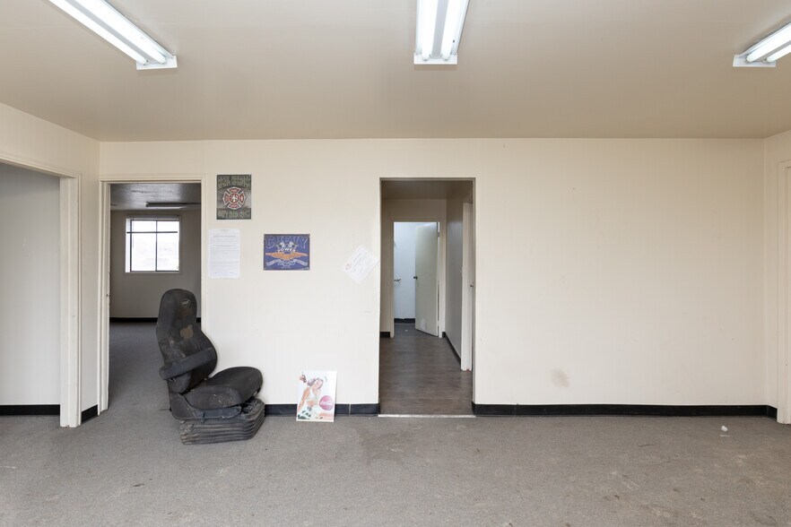 More Photos Of 1120 Chestnut St, Carlin Light Distribution For Sale