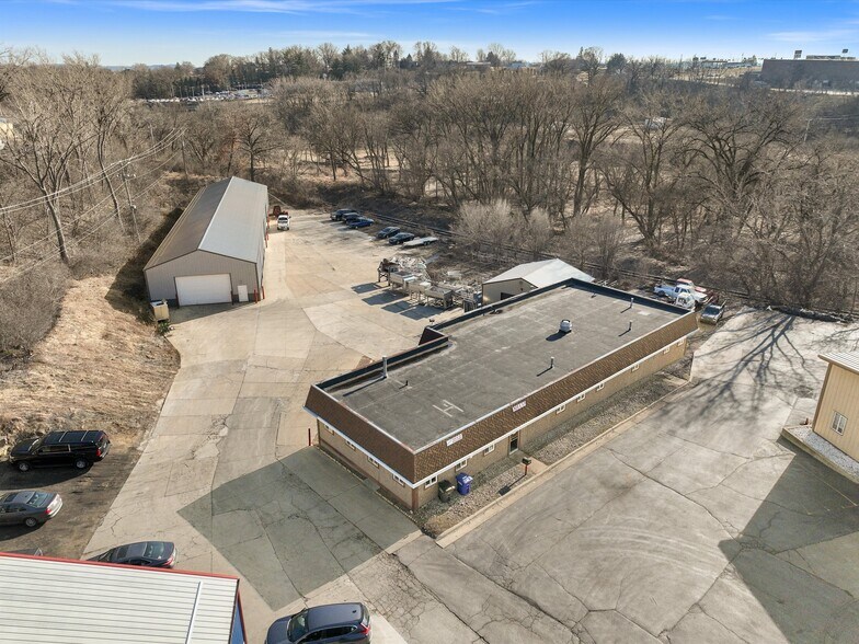 More Photos Of 1000 Century Cir, Dubuque Flex For Lease