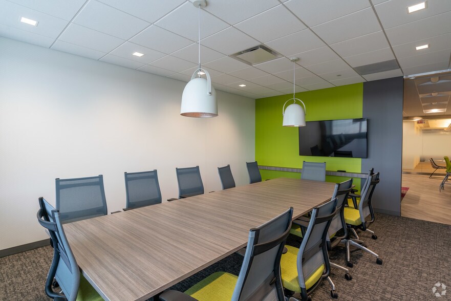 More Photos Of 475-485 Half Day Rd, Lincolnshire Unknown For Lease