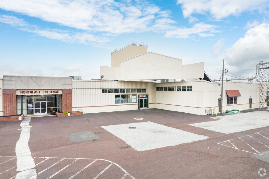 More Photos Of 122 Mill Rd, Oaks Warehouse For Lease