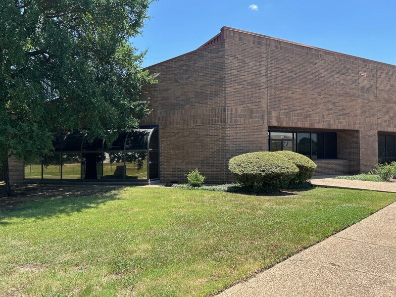 More Photos Of 817 Greenview Dr, Grand Prairie Showroom For Lease