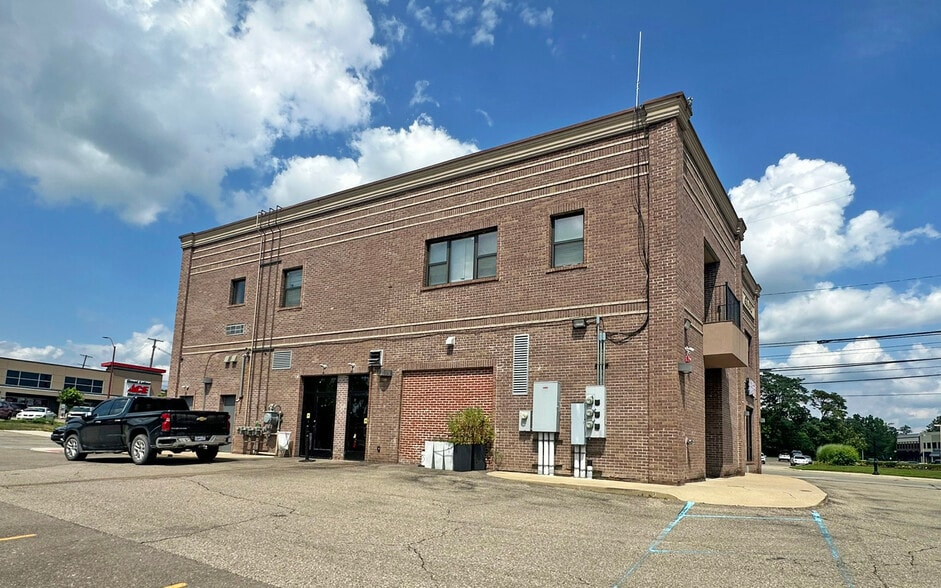 More Photos Of 32821 Grand River Ave, Farmington Hills Restaurant For Lease