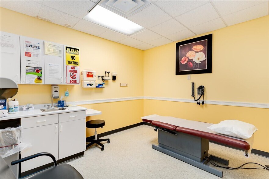 More Photos Of 207 Stage Rd, Hampstead Office For Sale