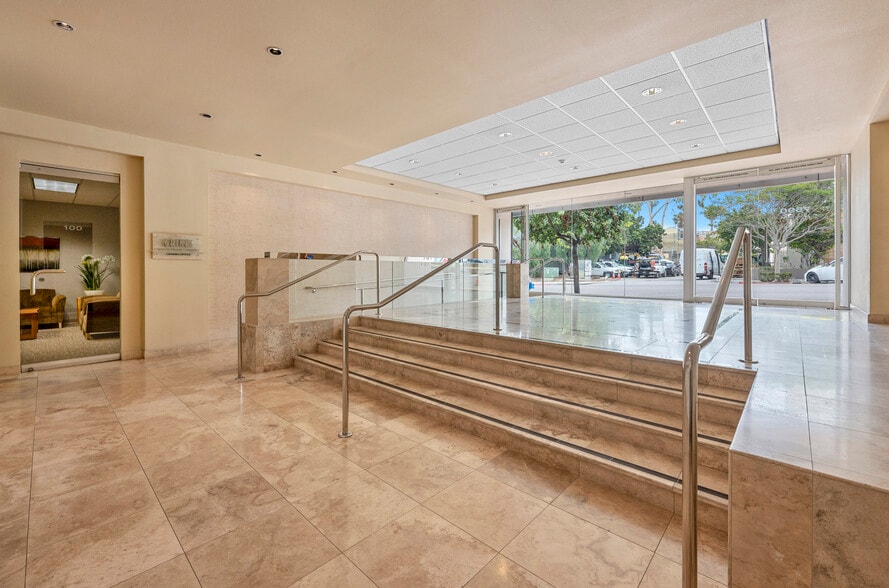 More Photos Of 7590 Fay Ave, La Jolla Unknown For Lease