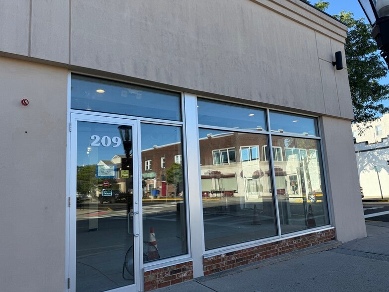 More Photos Of 209-211 Westwood Ave, Westwood Restaurant For Lease