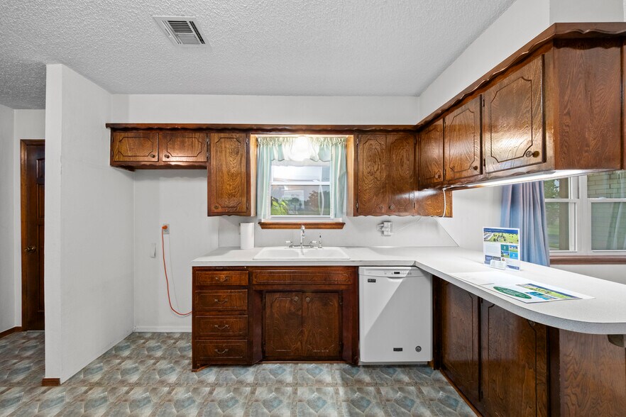More Photos Of 523 W Country Club Rd, Chickasha Office Residential For Sale