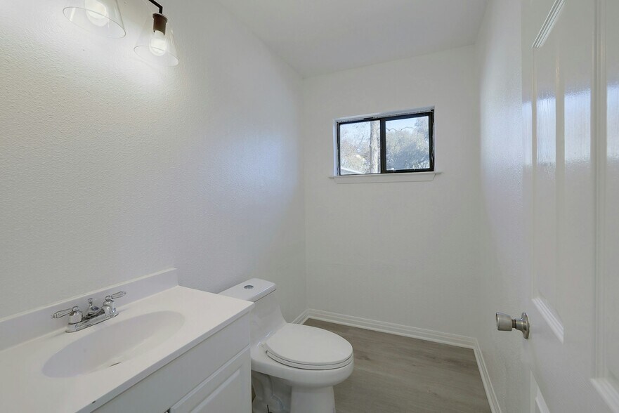 More Photos Of 2028 W Ben White Blvd, Austin Office For Lease