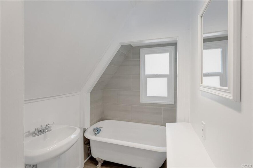 More Photos Of 26890 CA-189 Hwy, Blue Jay Storefront Retail Residential For Lease