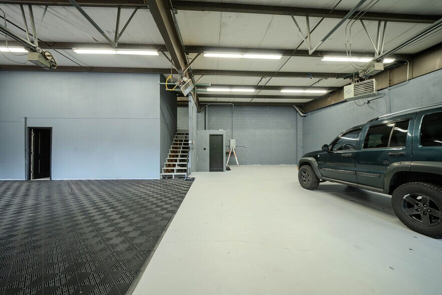 More Photos Of 670 E Calhoun St, Woodstock Flex For Lease