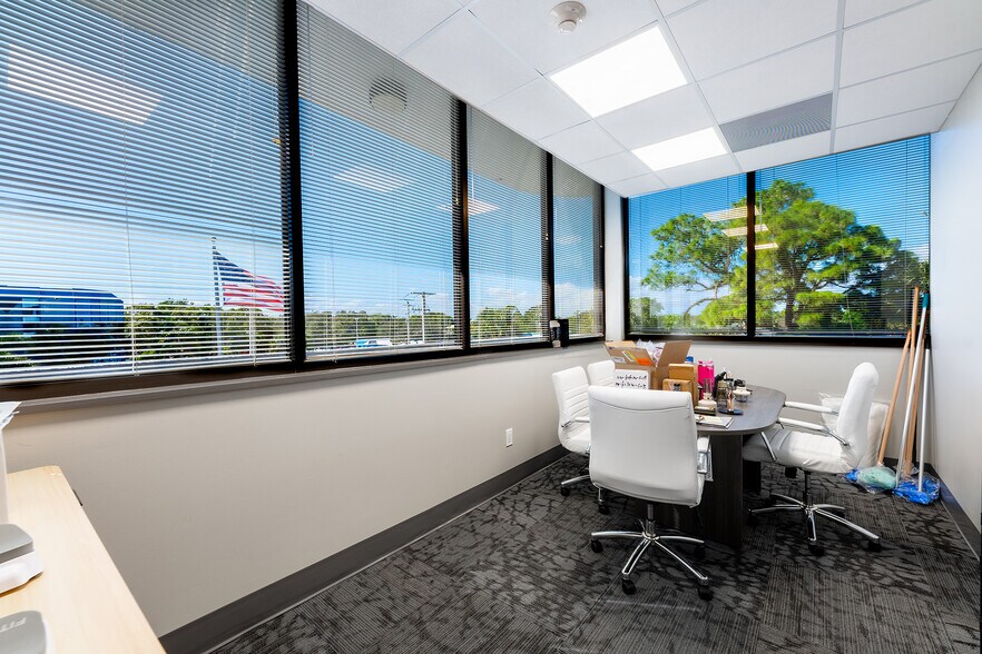 More Photos Of 2081 SE Ocean Blvd, Stuart Office For Sale