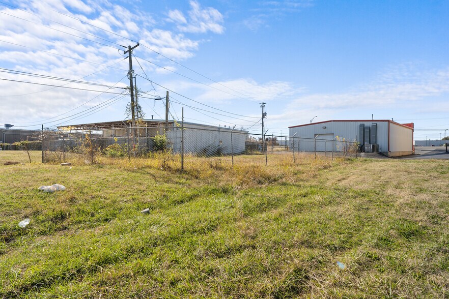 More Photos Of 2103 S Thompson St, Springdale Freestanding For Sale