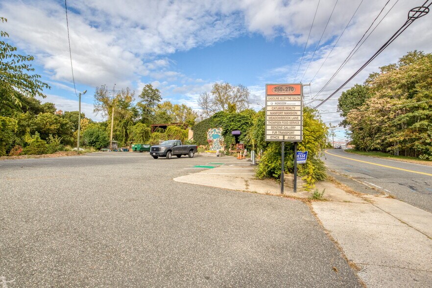 More Photos Of 250 Albany St, Springfield Showroom For Lease