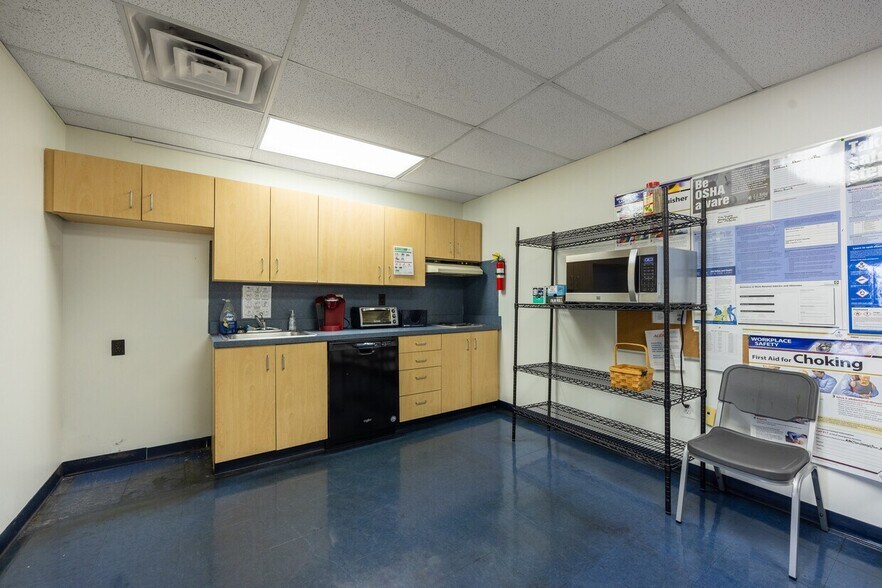 More Photos Of 99 Newbold Rd, Fairless Hills Warehouse For Lease