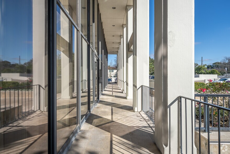 More Photos Of 2001 Kirby Dr, Houston Office For Lease