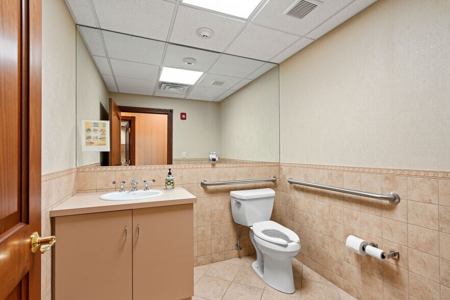 More Photos Of 29 Green St, Huntington Medical For Sale