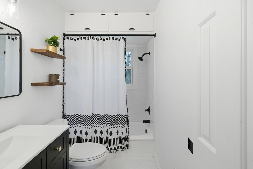 More Photos Of 112 W Akard St, Weatherford Flex For Sale