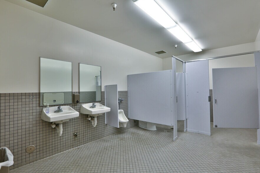 More Photos Of 118-122 Charcot Ave, San Jose Flex For Lease