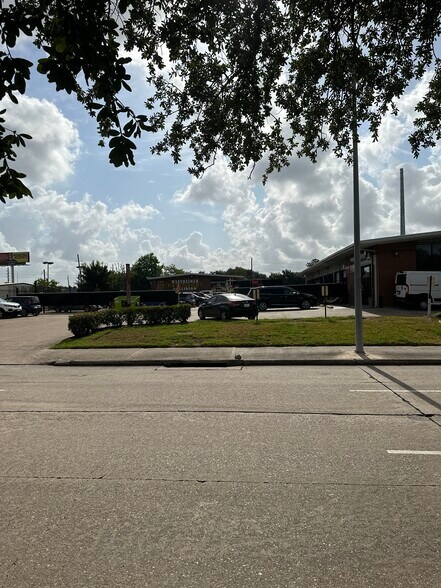 More Photos Of 2525 Westhollow Dr, Houston Auto Repair For Sale